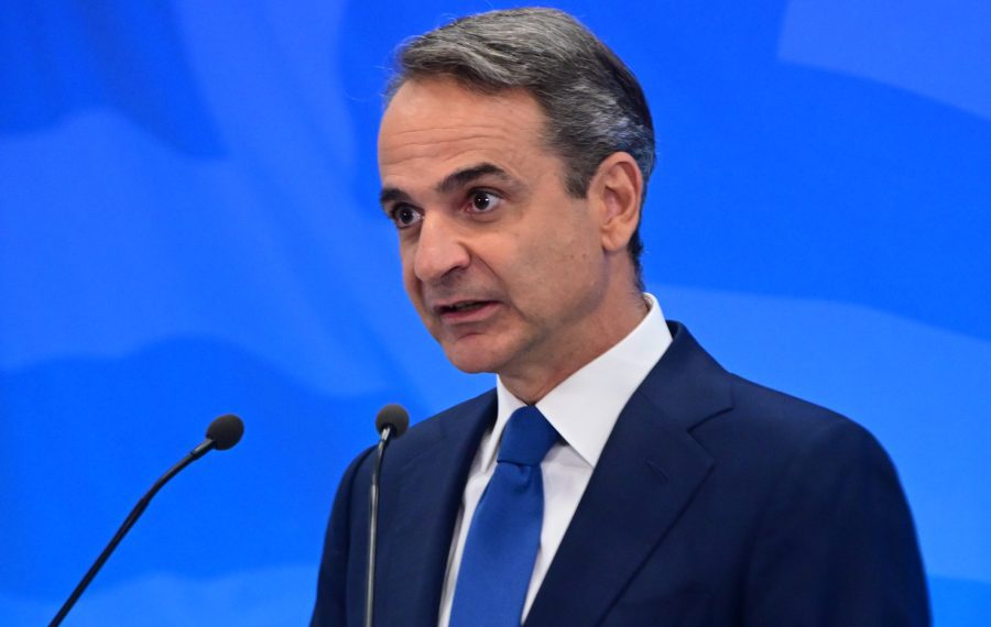 Κεντρική Επιτροπή Ν.Δ. – Βασιλιάς Ήλιος Μητσοτάκης: Δοξάστε τον! ή Οικτίρατε τον!